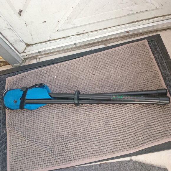 This is a lightweight portable folding seat; Tripod / 3 Legs, ideal for camping - Picture 2 of 10